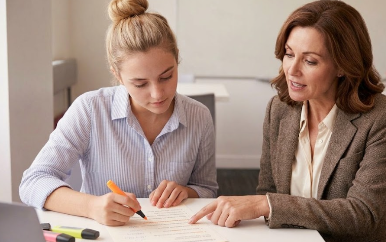 Profesorica radi individualno s polaznicom na pripremama za ispit