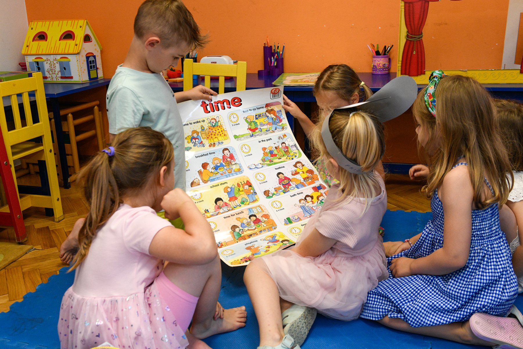 Djeca rade zajednički plakat na podu učionice